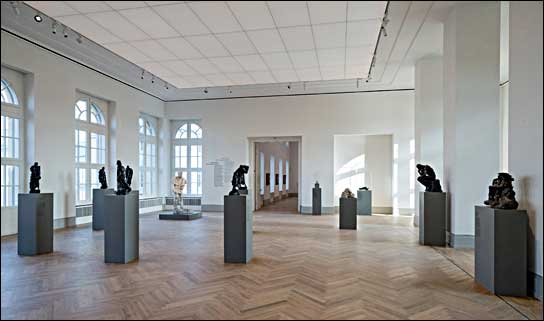 Architekturbeleuchtung im Lelbachsaal für die Präsentation "Rodin im Dialog mit Monet", die an die gemeinsame Ausstellung von Claude Monet und Auguste Rodin im Jahr 1889 erinnern soll (Foto: Helge Mundt / Museum Barberini)