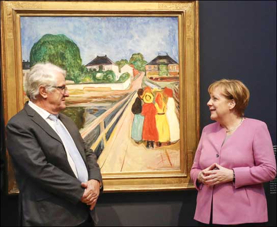 Hasso Plattner und Angela Merkel vor Edvard Munchs "Mädchen auf der Brücke" im Museum Barberini (Foto: Franziska Krug / Museum Barberini)