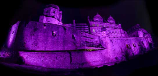 Heidelberger Schloss und "Light it Purple" zum Weltfrühgeborenentag