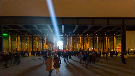 Magisch beleuchtet: Die David-Chipperfield-Ausstellung in Berlin. Fotos: Amanda Holmes / PRG.