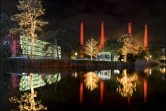 SPELIA-Plasmascheinwerfer von A&O beleuchten die Schornsteine des Alten Kraftwerks der VW Autostadt Wolfsburg (Foto: Manfred Voss).