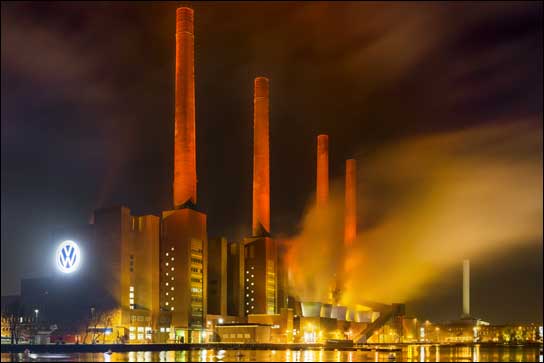 SPELIA-Plasmascheinwerfer von A&O beleuchten die Schornsteine des Alten Kraftwerks der VW Autostadt Wolfsburg (Fotos: Manfred Voss).