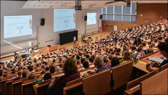 Bei der Kinderuni im Audimax des Frankfurter Campus Westend setzte Medientechniker Ulrich Kohsmann auf Shure ULX-D.