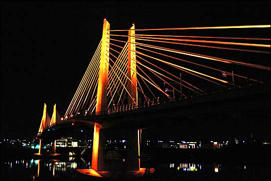  Der Fluss Willamette steuert das Lichtspiel: die "Tilikum Crossing - Bridge of the People" in Portland (Foto: TriMet).