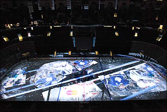 Projektion auf die Eisfläche des "Air Canada Centre" in Toronto.