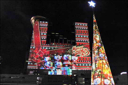 42 Boxer 4K30-Projektoren von Christie sorgen im Christmasland von Neu-Taipeh für spektakuläre Bilder.