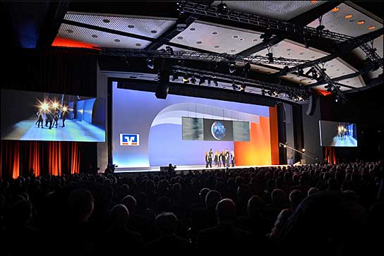 "Wirtschaftstag 2016" in der Frankfurter Jahrhunderthalle mit neuem Licht- und Bühnendesign von Jörg Schuchardt