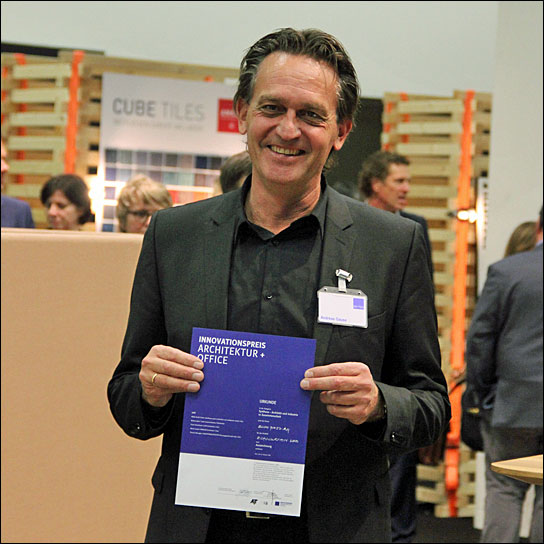 Stolzer Preisträger: Andreas Gause, Leiter Marketing & Key Account Management bei Gerriets mit dem AIT Award (Foto: AIT).